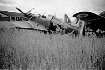 2. Weltkrieg: Franzsische Jagdflugzeuge in Frankreich auf einem Flugplatz.