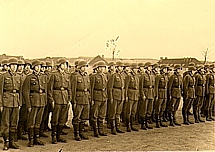 Zweiter Weltkrieg: Rekruten der Wehrmacht, angetreten zur Vereidigung.