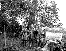 Zweiter Weltkrieg: Drei Soldaten der Wehrmacht auf Wache.