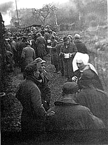 Kriegsgefangenen-Transport: Katholische Ordensschwestern betreuen uns auf einem Güterbahnhof in Deutschland.
