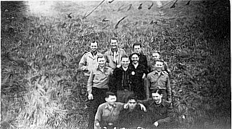 Kriegsgefangene in Frankreich: Mit meinen Kameraden im “ Fort de Montmorency”. Vorne in der Mitte, ein französischer Soldat.