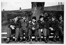 Kriegsgefangene in Frankreich: Mit meinen Kameraden im  Kriegsgefangenenlager in Sedan. 