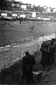 Kriegsgefangene: Im Oktober 1948, französische Kriegsgefangene vor einem Kriegsgefangenenlager in Tuttlingen.